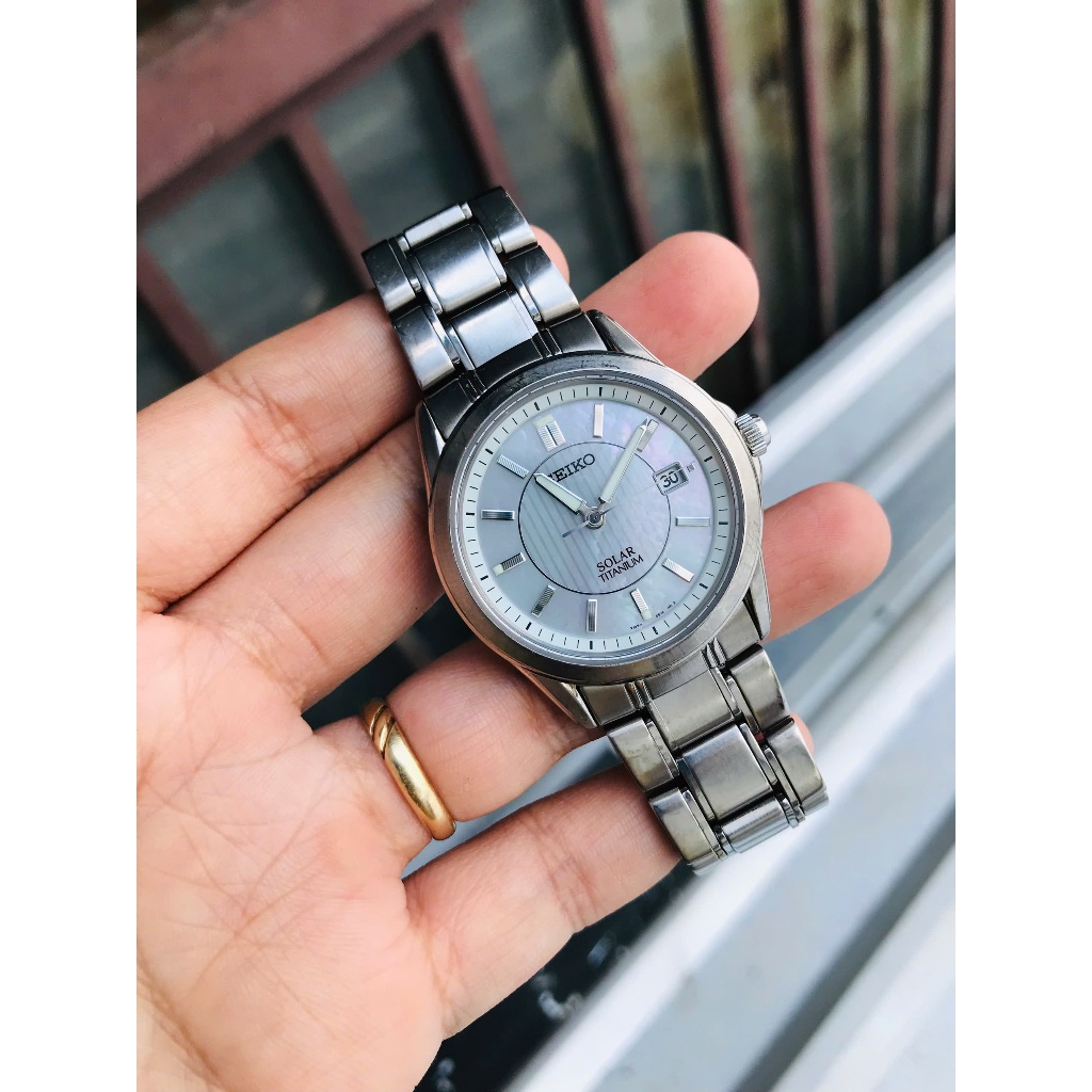 Đồng hồ nam si Nhật Seiko titanium pin solar size 35mm mặt xà cừ vân mây 1 lịch