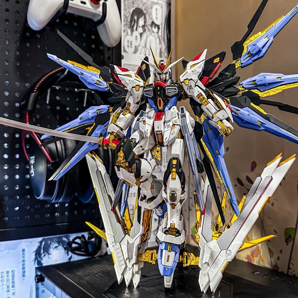 Bộ mô hình Gundam Freedom Nu HG Sakura Strike Freedom Red Heretic Mech Figure