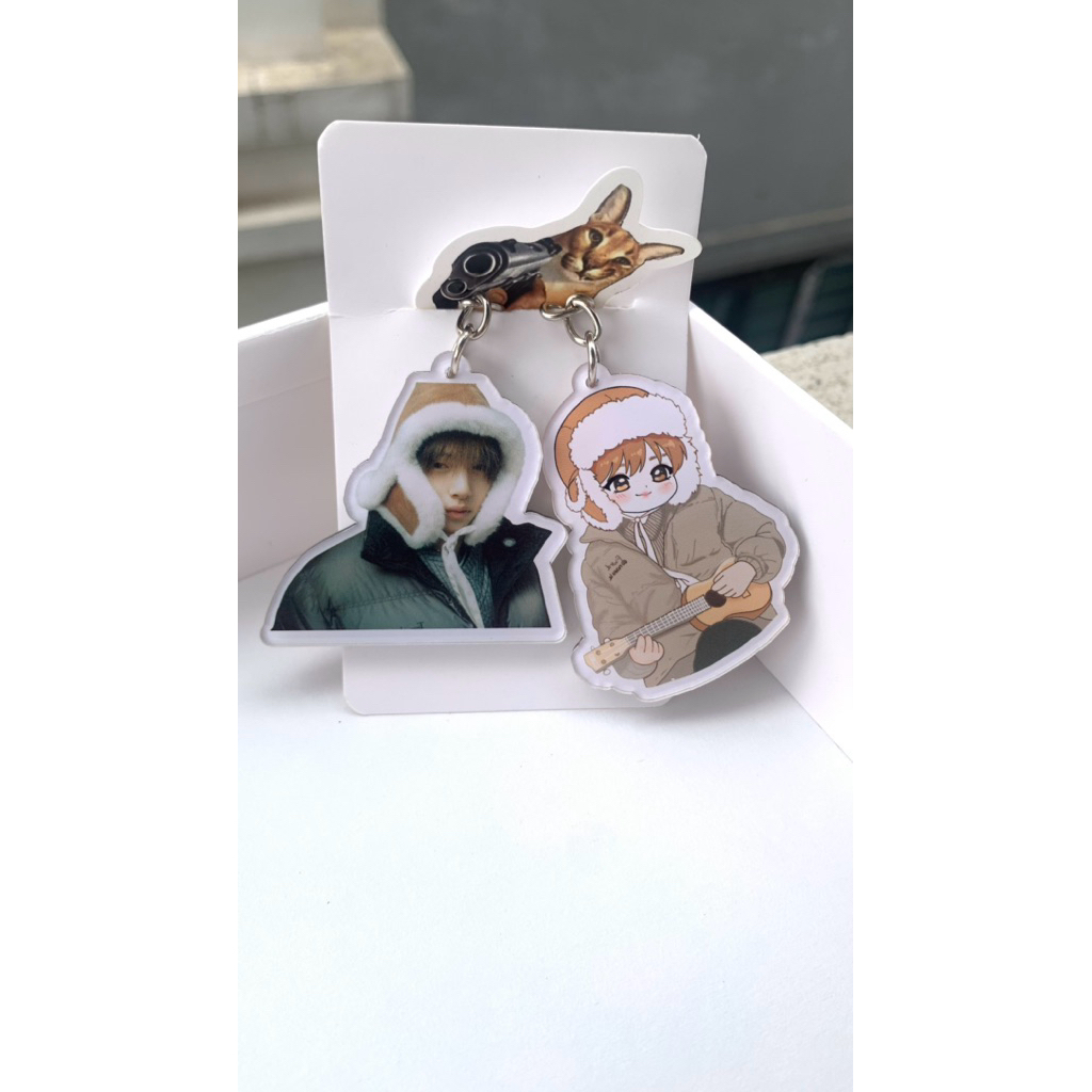 Set Móc Khóa Acrylic Juhoon Mùa Đông - Chibi Đánh Đàn & Ảnh Thật Mũ Lông (Kèm Card Backing Mèo Meme 