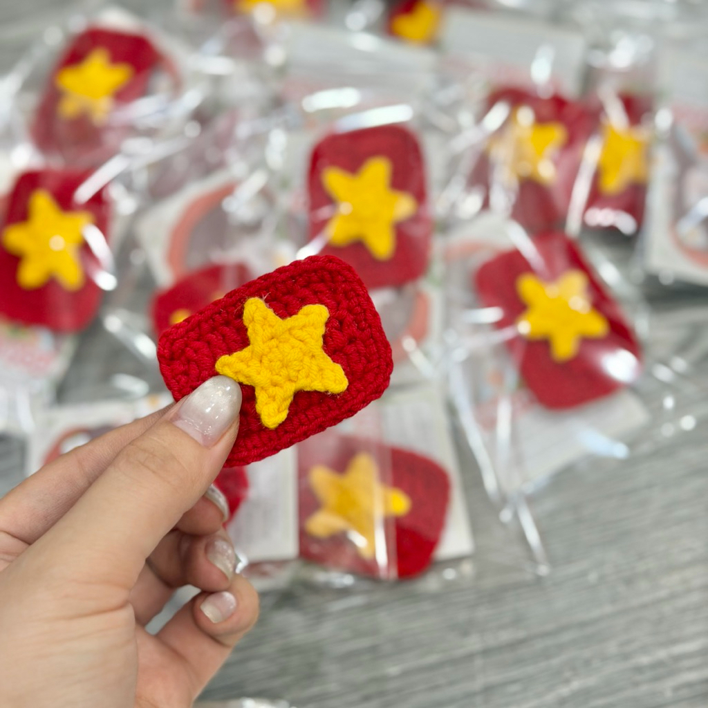 Kẹp tóc len Lá cờ xinh xinh ( móc bằng len 125g)