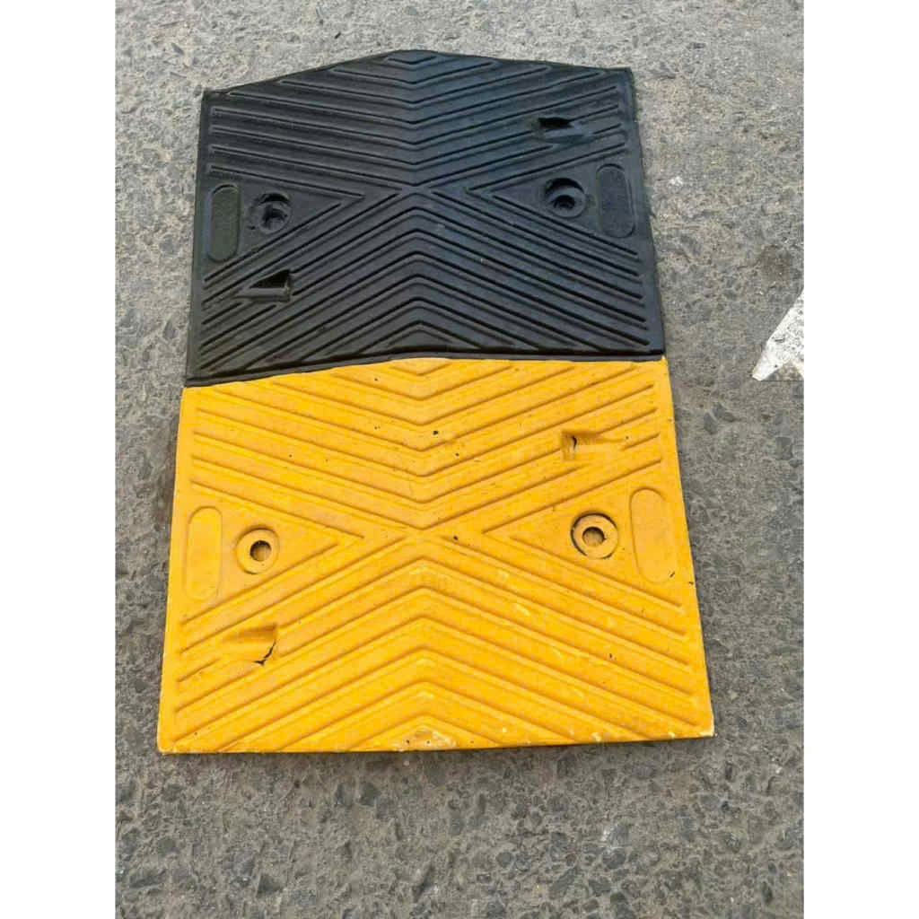 Gờ giảm tốc , gờ giảm tốc cao su  cao 3cm ×30× 50cm dùng trong giao thông