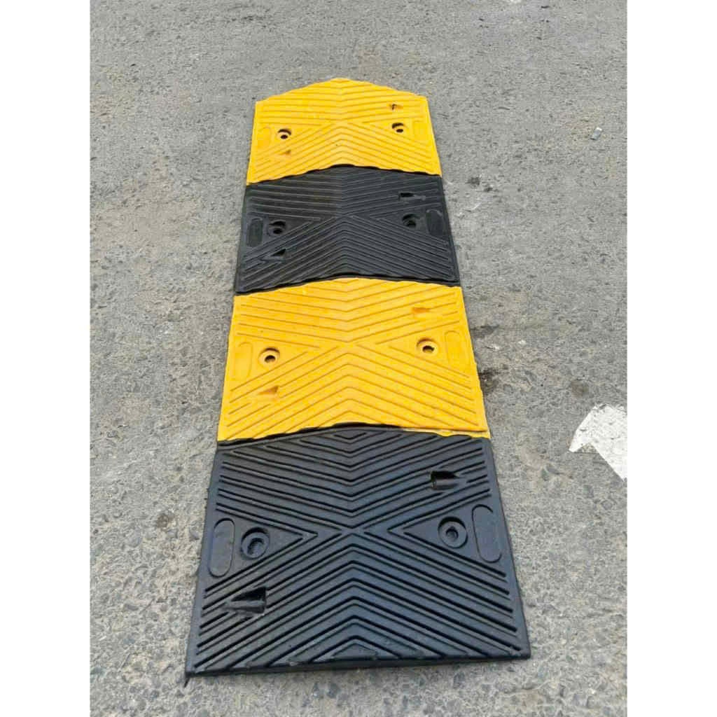 gờ giảm tốc cao su vàng đen kích thước: dài 100cm x rộng 35cm x cao 50cm gờ giảm tốc cho xe.