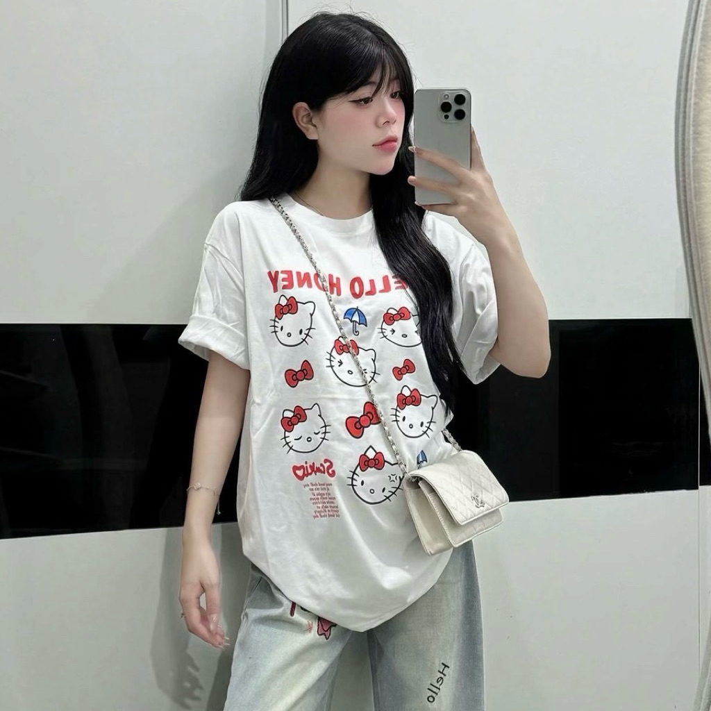 𝐦𝐢𝐤𝐢𝐬.𝐬𝐭𝐨𝐫𝐞 [ SẴN ] TEE KITTY FOM RỘNG HÀNG QC L1 ( kèm bông kitty cài áo )