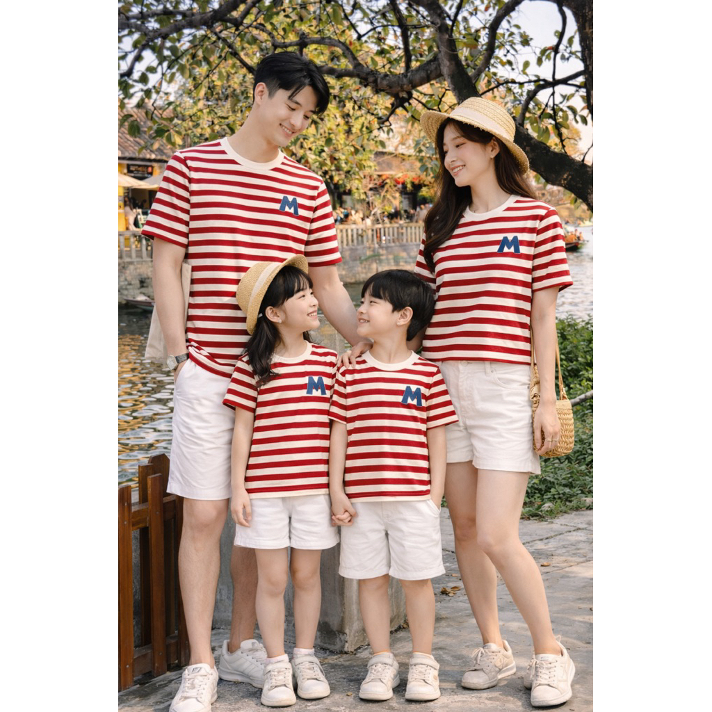 Áo gia đình sọc đỏ in logo chữ M hottrend 2026. Family store