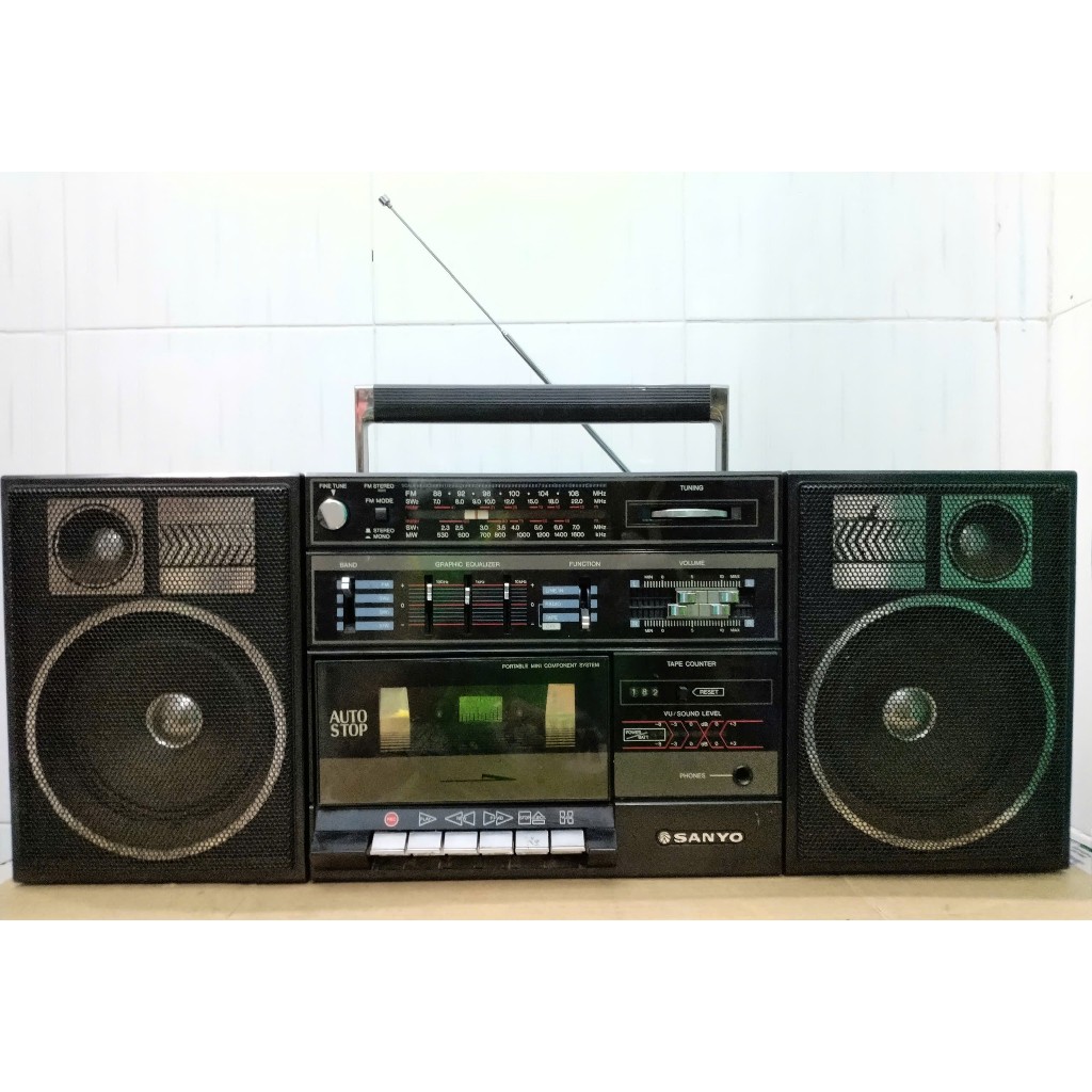 Radio cassette Sanyo C12 đồ cũ nghe hay ok 100% ( có đường line gắn điện thoại vào )