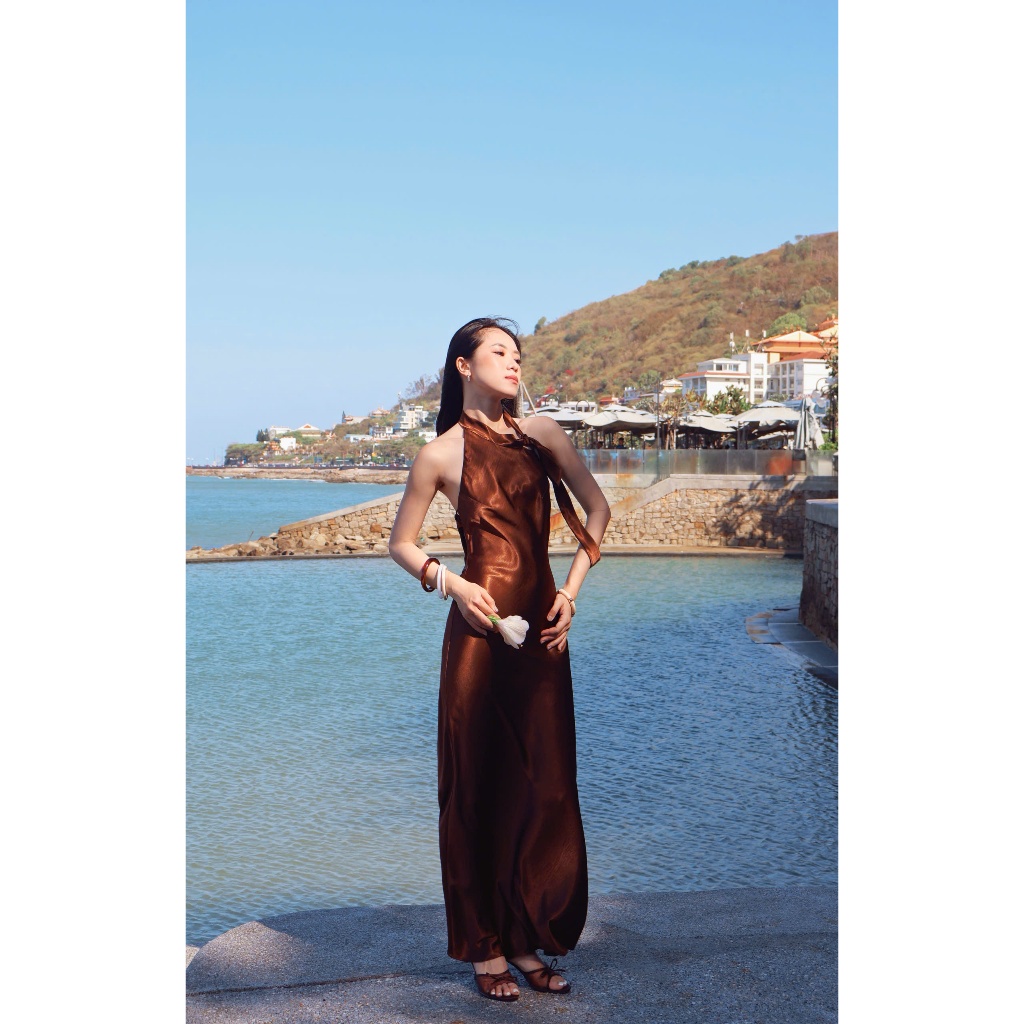 Đầm Lụa Dáng Dài Kiểu Cổ Yếm Thắt Nơ Hở Lưng Chất Lụa Nhũ Mềm La Boutique SS26 - DD005-2604LAT | BigBuy360 - bigbuy360.vn