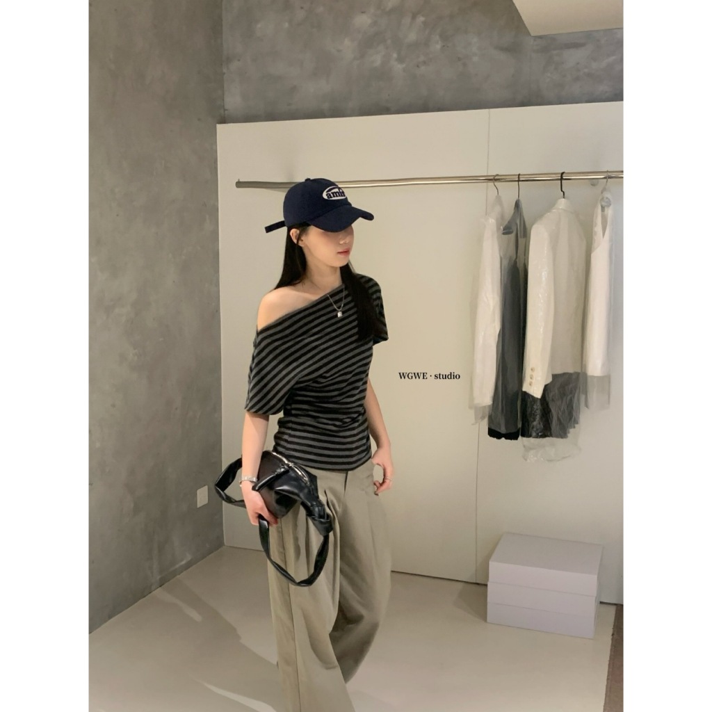 Áo Thun Trễ Vai Nữ Kẻ Sọc WGWE Studio Tay Ngắn – Form Ôm Nhẹ Tôn Dáng, Gợi Cảm 8714 | BigBuy360 - bigbuy360.vn