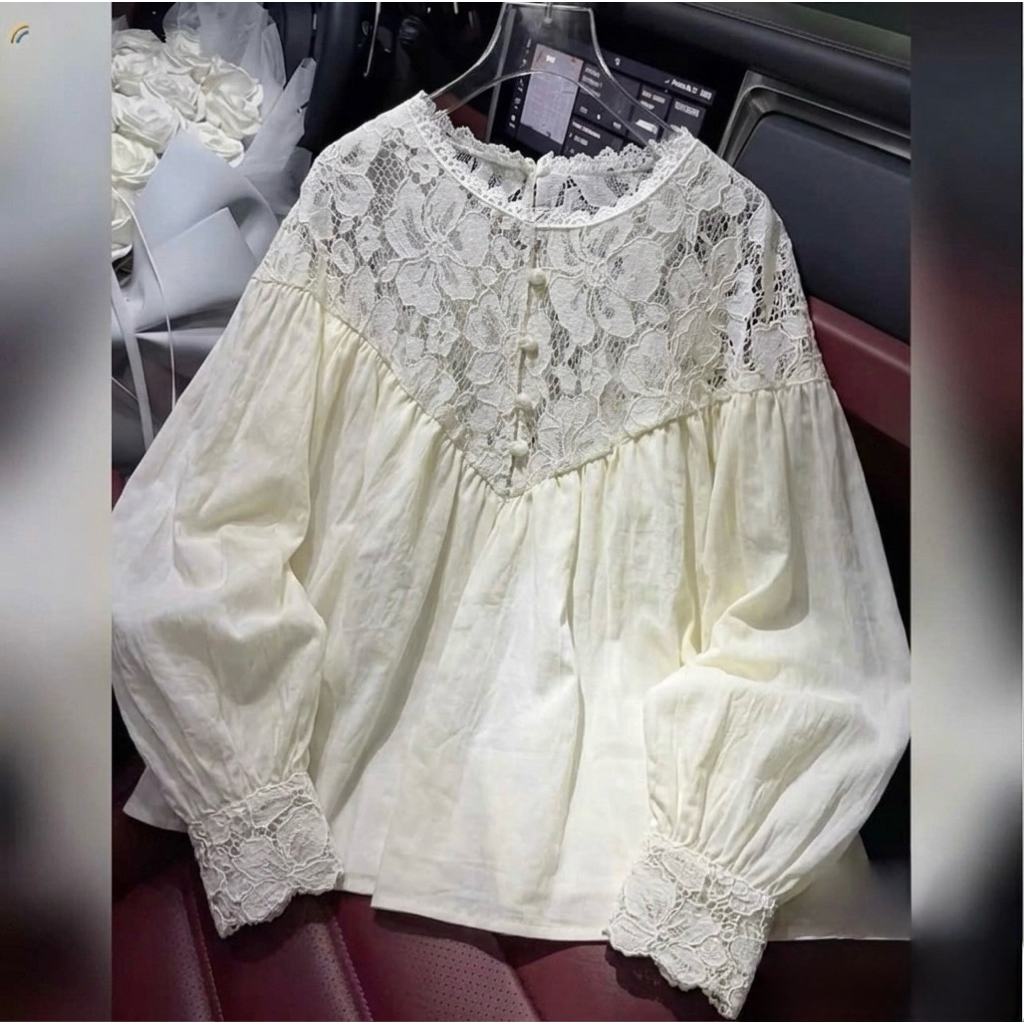 Áo Sơ Mi Phối Ren Cổ Trụ Cúc Ngọc Dáng Babydoll Màu Kem | BigBuy360 - bigbuy360.vn