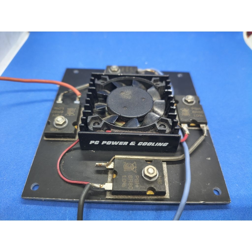 Module gồm 4 con trở 6R8 isabellenhütte và quạt tản nhiệt tháo máy.