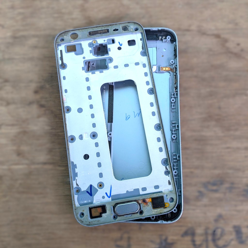 Vỏ / Nắp lưng / Khung sườn Samsung J3 Pro (J330) zin cũ tháo máy,ngoại hình đẹp.