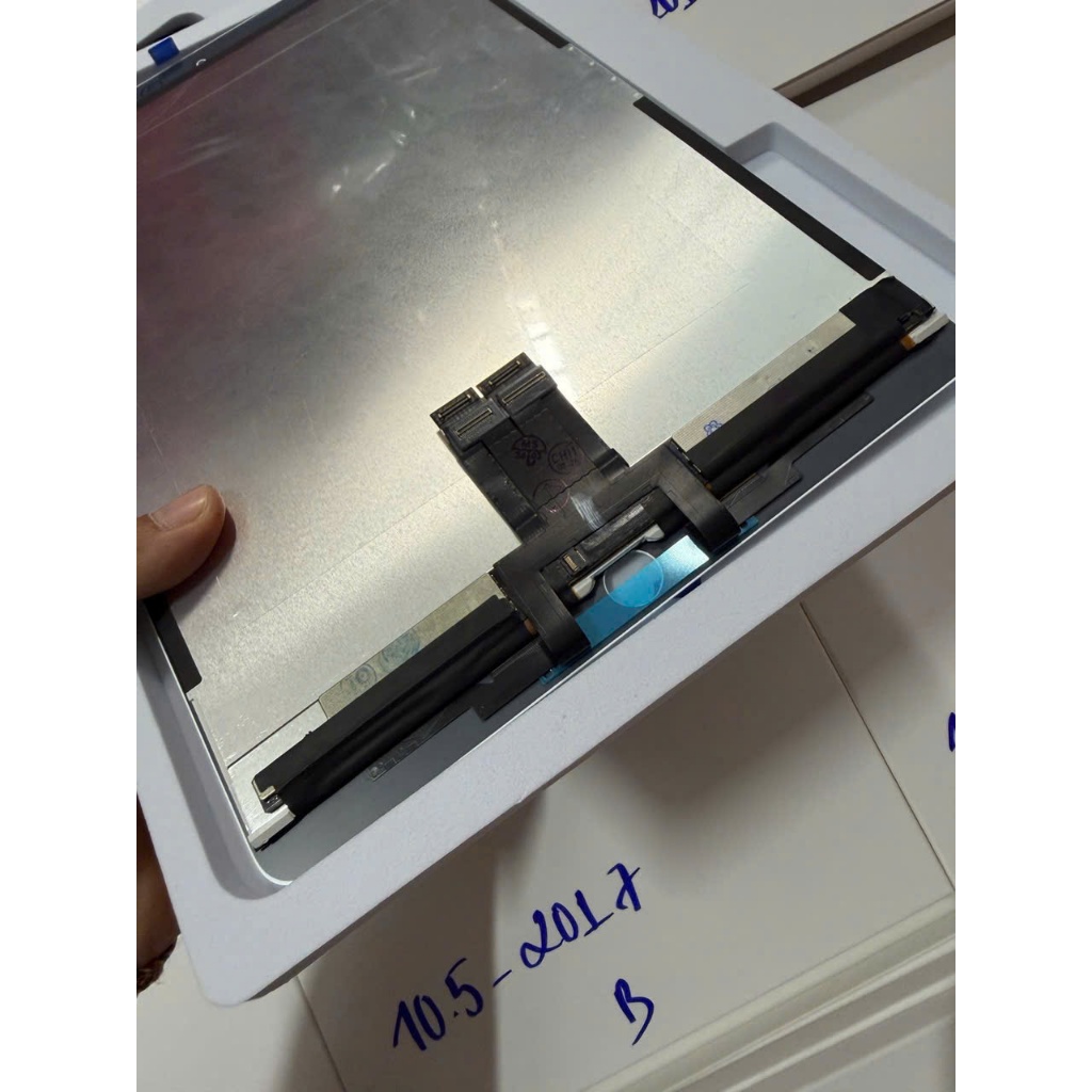 Màn Hình tương thích cho Ipad pro 10.5- 2017 (A1701 / A1852 / A1709) ZIN NEW (Tặng keo và vít)