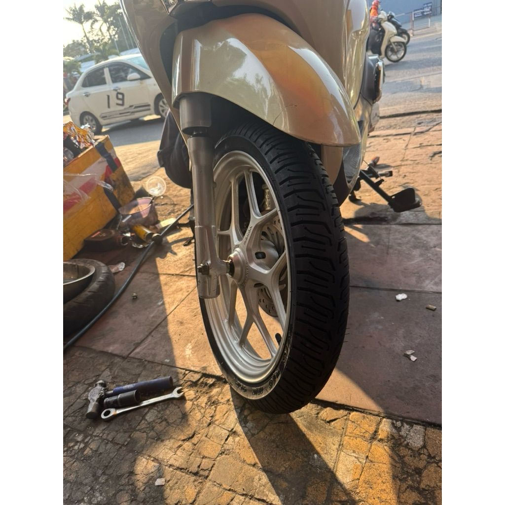 Vỏ xe bánh trước xe Sh Mode size 90/80-16 gai City Extra.