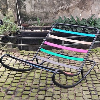 Ghế bập bênh Poang mùa hè