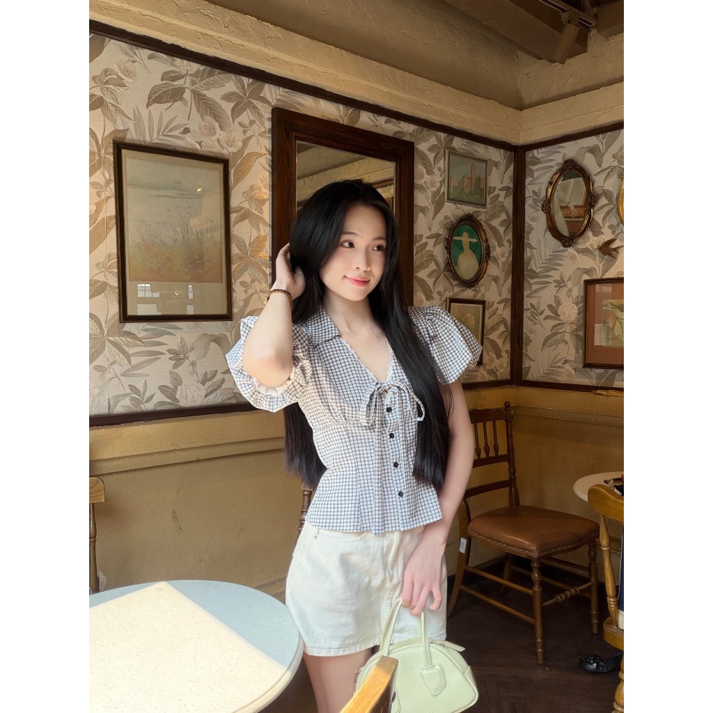 Áo sơ mi áo kiểu nữ tay bí cổ V viền ren phối nơ trẻ trung LAMO - B1543 | BigBuy360 - bigbuy360.vn