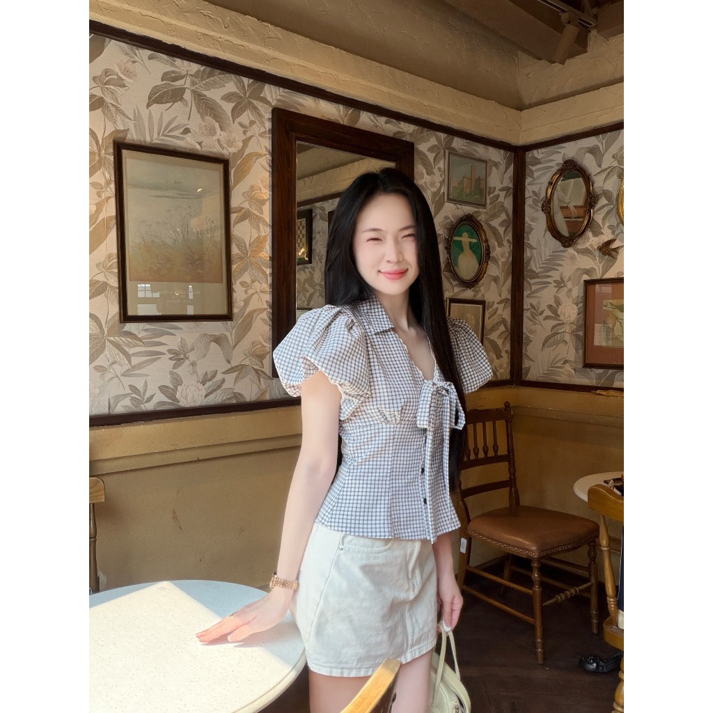 Áo sơ mi áo kiểu nữ tay bí cổ V viền ren phối nơ trẻ trung LAMO - B1543 | BigBuy360 - bigbuy360.vn