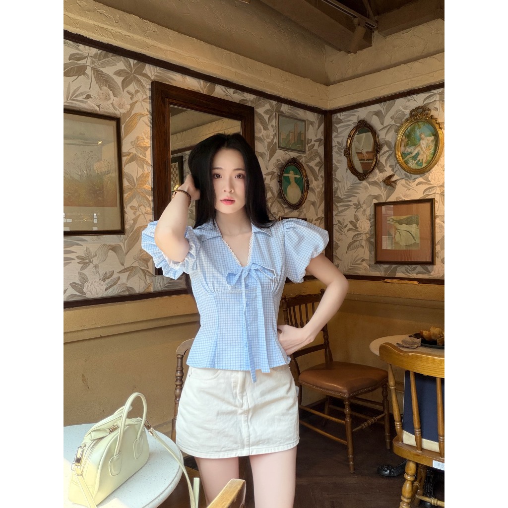 Áo sơ mi áo kiểu nữ tay bí cổ V viền ren phối nơ trẻ trung LAMO - B1543 | BigBuy360 - bigbuy360.vn