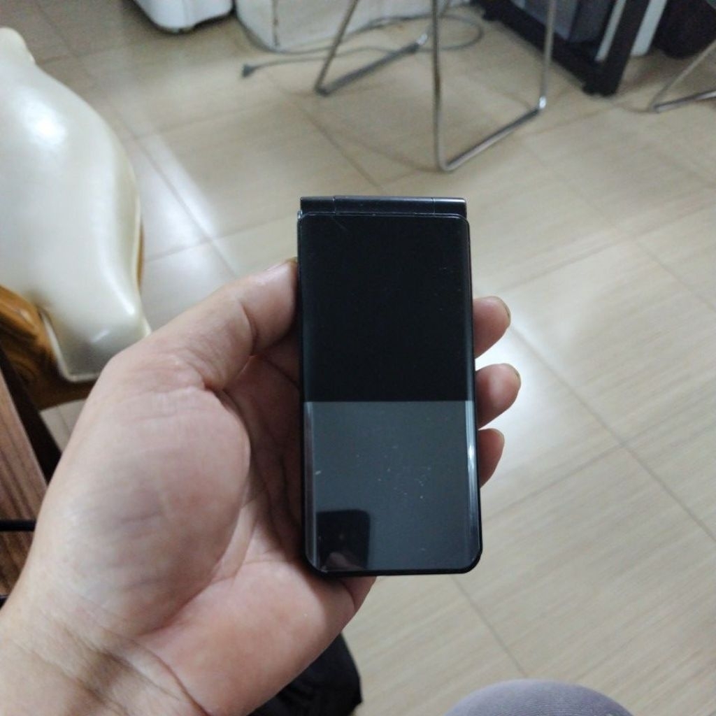 Fujitsu F-03L – Điện thoại gập Nhật độc lạ, pin trâu, nghe gọi cực chất