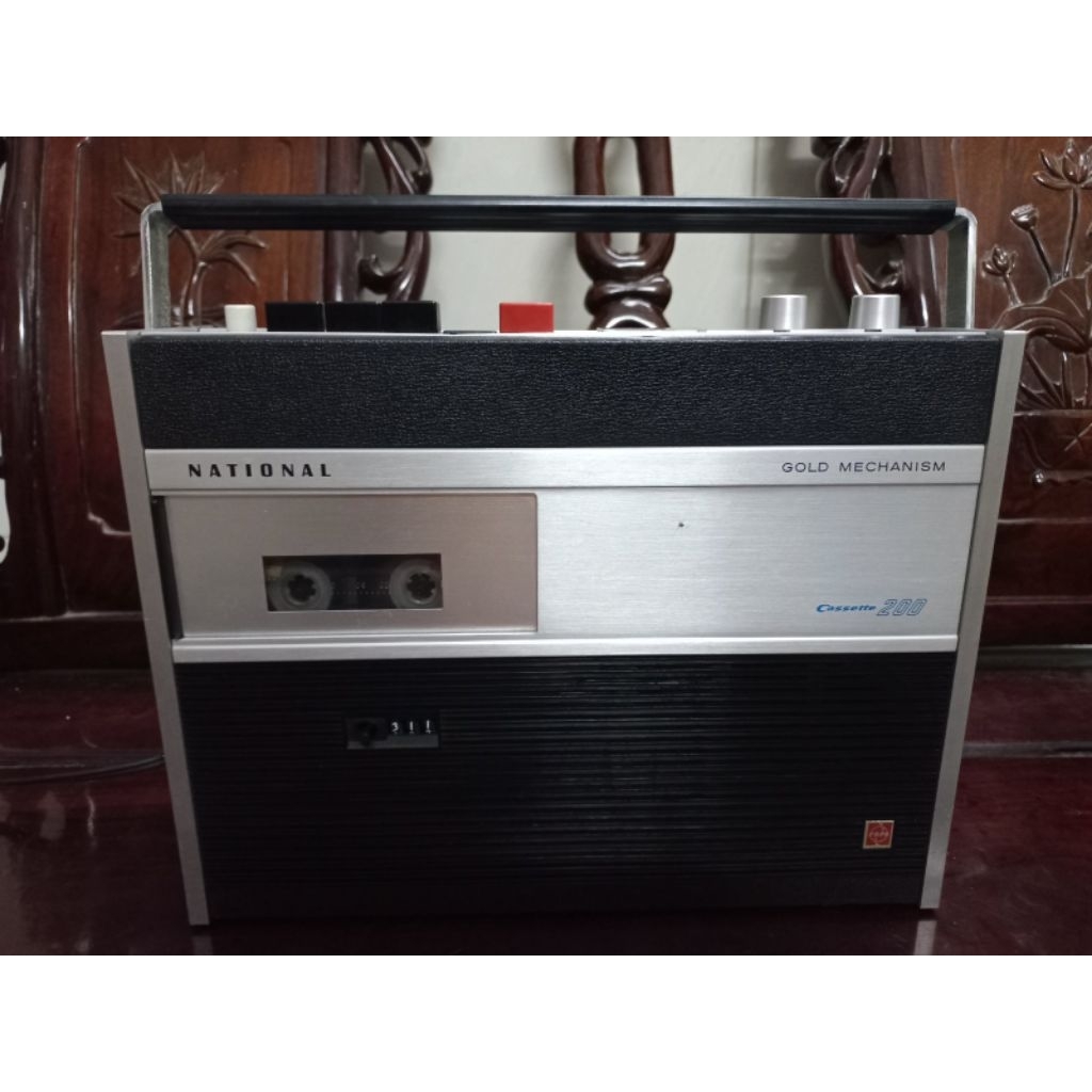Cassette cố National RQ-200A còn mới đẹp, zin nguyên bản.