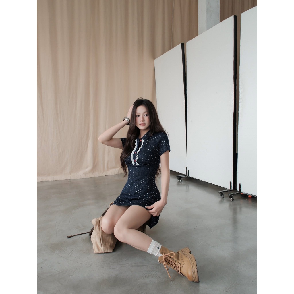 Lily.clothes- (Sẵn) Kayce Dress- Váy sơ mi nữ cộc tay chấm bi dáng ngắn cổ phối ren cúc đỏ kèm quần bảo hộ (V39) | BigBuy360 - bigbuy360.vn