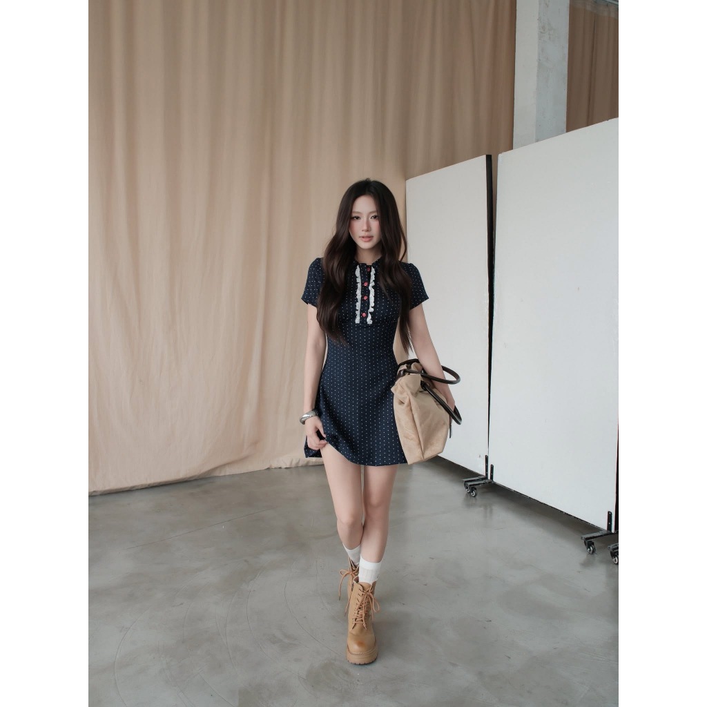 Lily.clothes- (Sẵn) Kayce Dress- Váy sơ mi nữ cộc tay chấm bi dáng ngắn cổ phối ren cúc đỏ kèm quần bảo hộ (V39) | BigBuy360 - bigbuy360.vn