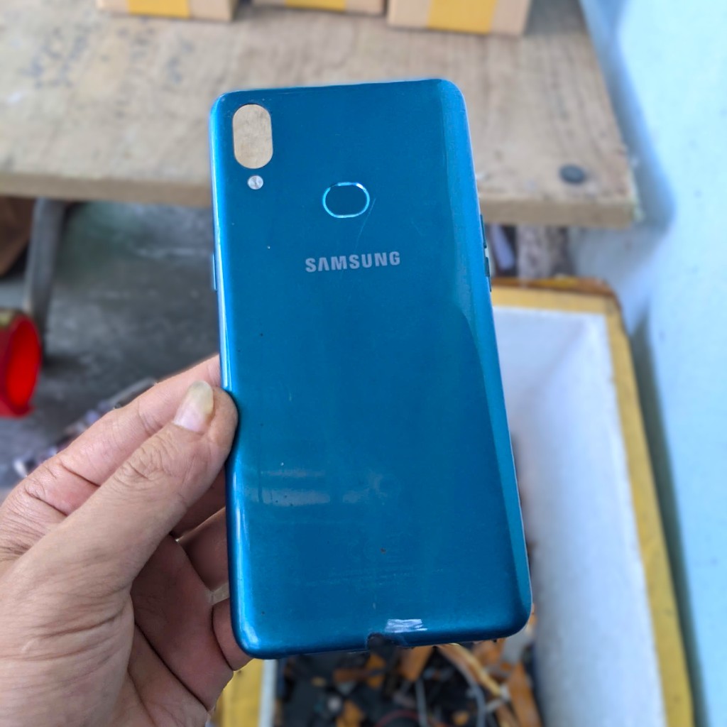 Vỏ / Nắp lưng kèm vân tay Samsung A10s (A107F) cũ bóc máy,ngoại hình OK.