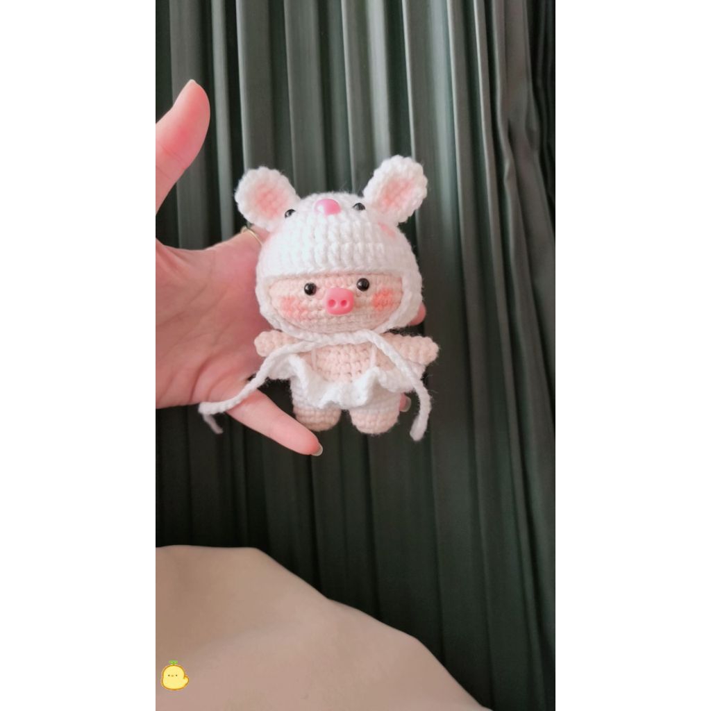 Heo mặc váy xoè đội mũ thỏ