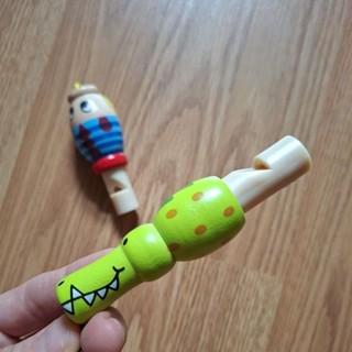 Còi Gỗ Cho Bé Kèm Dây