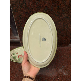 Đĩa bầu dục vẽ hoa sen Bát Tràng số 2 kích cỡ 26x17cm