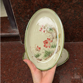 Đĩa bầu dục vẽ hoa sen Bát Tràng số 2 kích cỡ 26x17cm