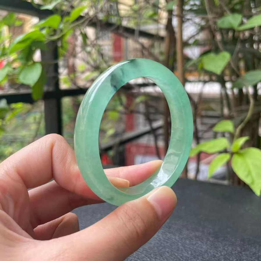 527 - Ni tay 53.6 (Bản hẹ ni 50-51) Vòng tay quý phi (dáng oval) phỉ thúy Myanmar nền xanh full vòng