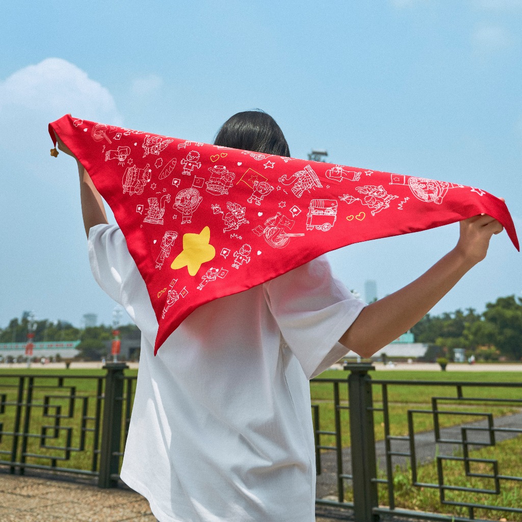 Khăn tam giác Tò He họa tiết cờ Việt Nam màu đỏ tươi dùng để trùm đầu, choàng cổ, choàng vai đi bão