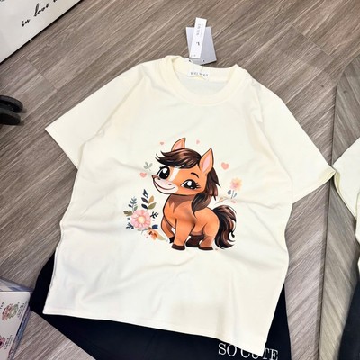 Áo thun phom vừa cổ tròn tay ngắn in hình ngựa dễ thương Callene (L2922)