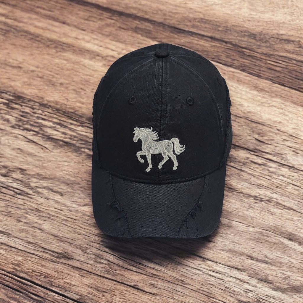NÓN LƯỠI TRAI FORM MỀM LFC THÊU LOGO CON NGỰA CHẤT LIỆU VẢI COTTON