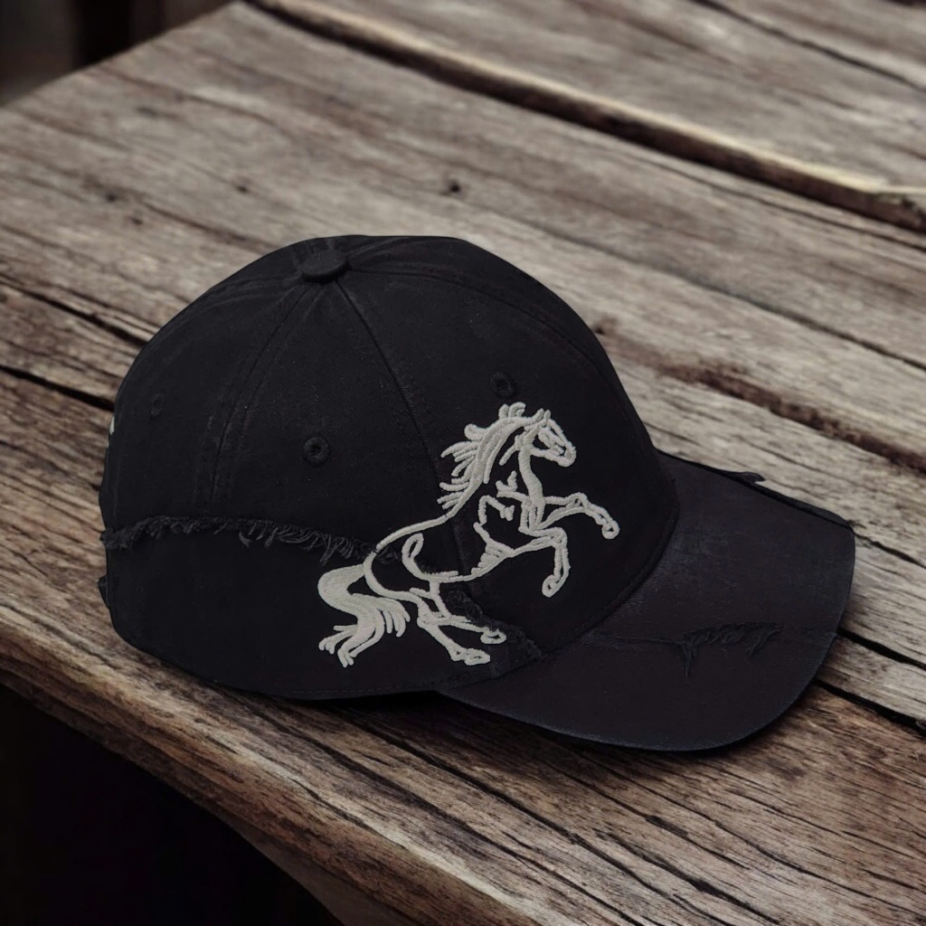 NÓN LƯỠI TRAI FORM MỀM LFC THÊU LOGO CON NGỰA MỘT BÊN CHẤT LIỆU COTTON