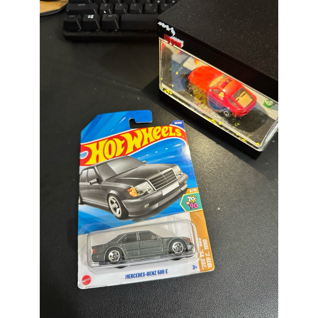 Hot Wheel Mercedes-Benz 500 E 1/64