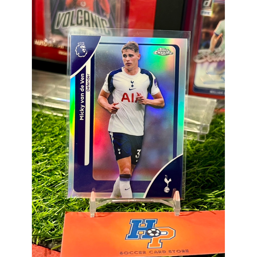 Thẻ bóng đá Micky Van De Ven Refractor Topps Chrome EPL 2025/26