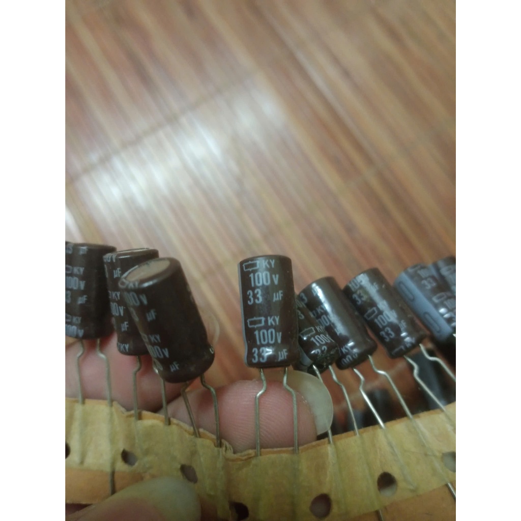 10 con tụ hóa Nhật Bản 100V 33uF 8×15 chính hãng.