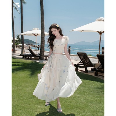 Set bộ đi biển nữ Twentyfive gồm áo kiểu nhún eo và chân váy dáng dài vải thêu hoa cao cấp SACL69