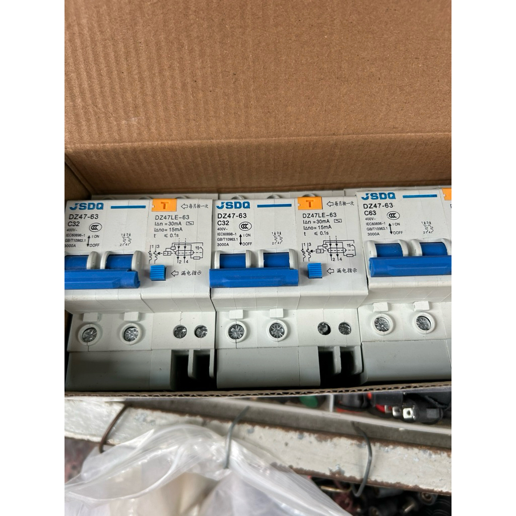 Át chống giật 2 pha DZ47-16 A