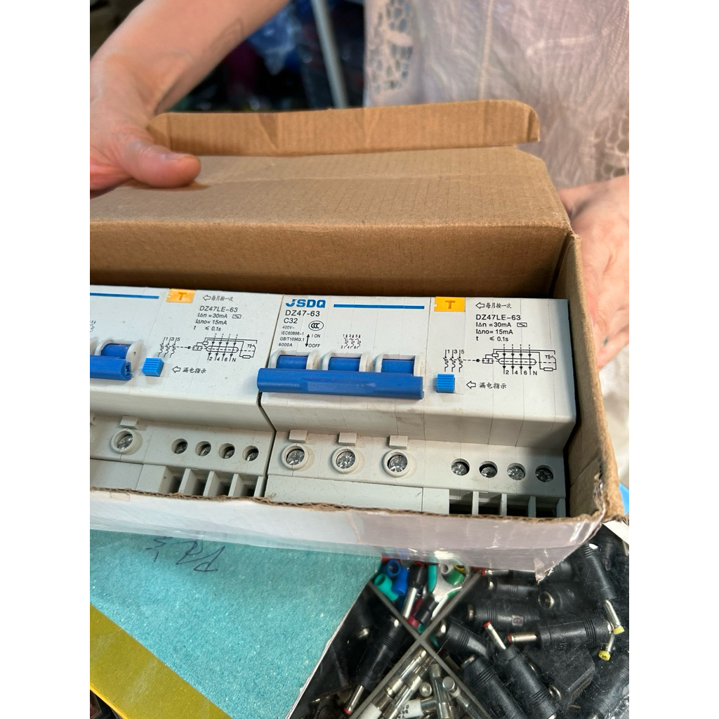 Át chống giật 3 pha DZ47-16 A