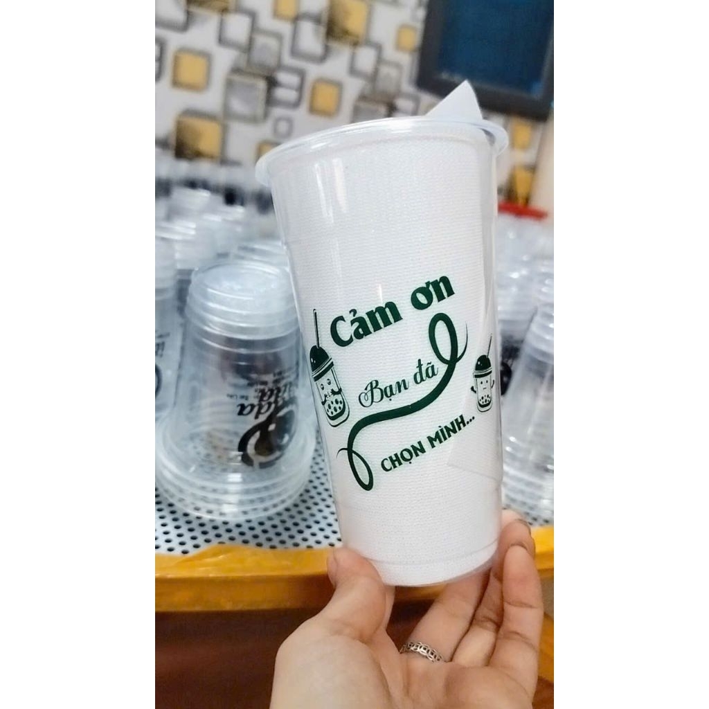 500 chiếc ly nhựa 500ml có logo in sẵn kèm nắp.