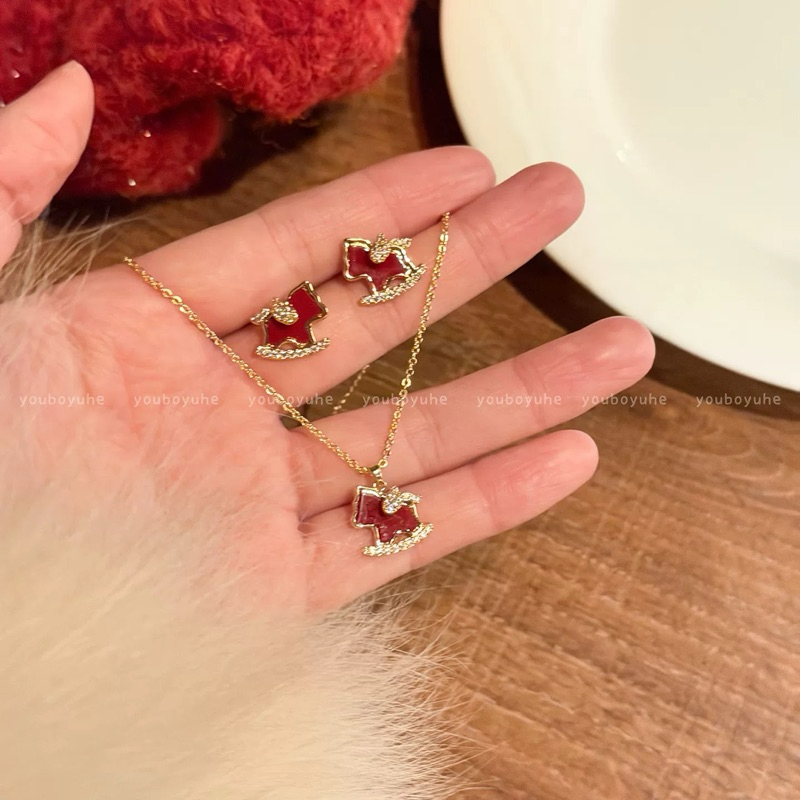 Set dây chuyền khuyên tai ngựa đỏ may mắn G.Lady Store