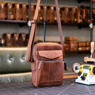 Túi đeo chéo da bò đựng ipad 11in, dòng túi messenger da thật đựng ipad Manuk Leather