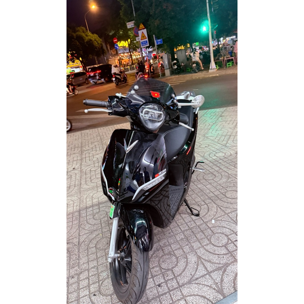 Kính chắn gió Kiễng xe Feliz Vinfast và dòng xe đèn tròn.