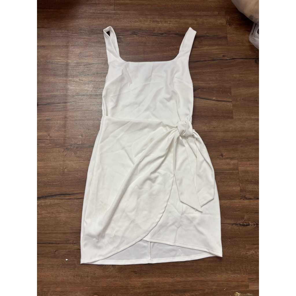 express mini dress . váy trắng cổ vuông của express size M