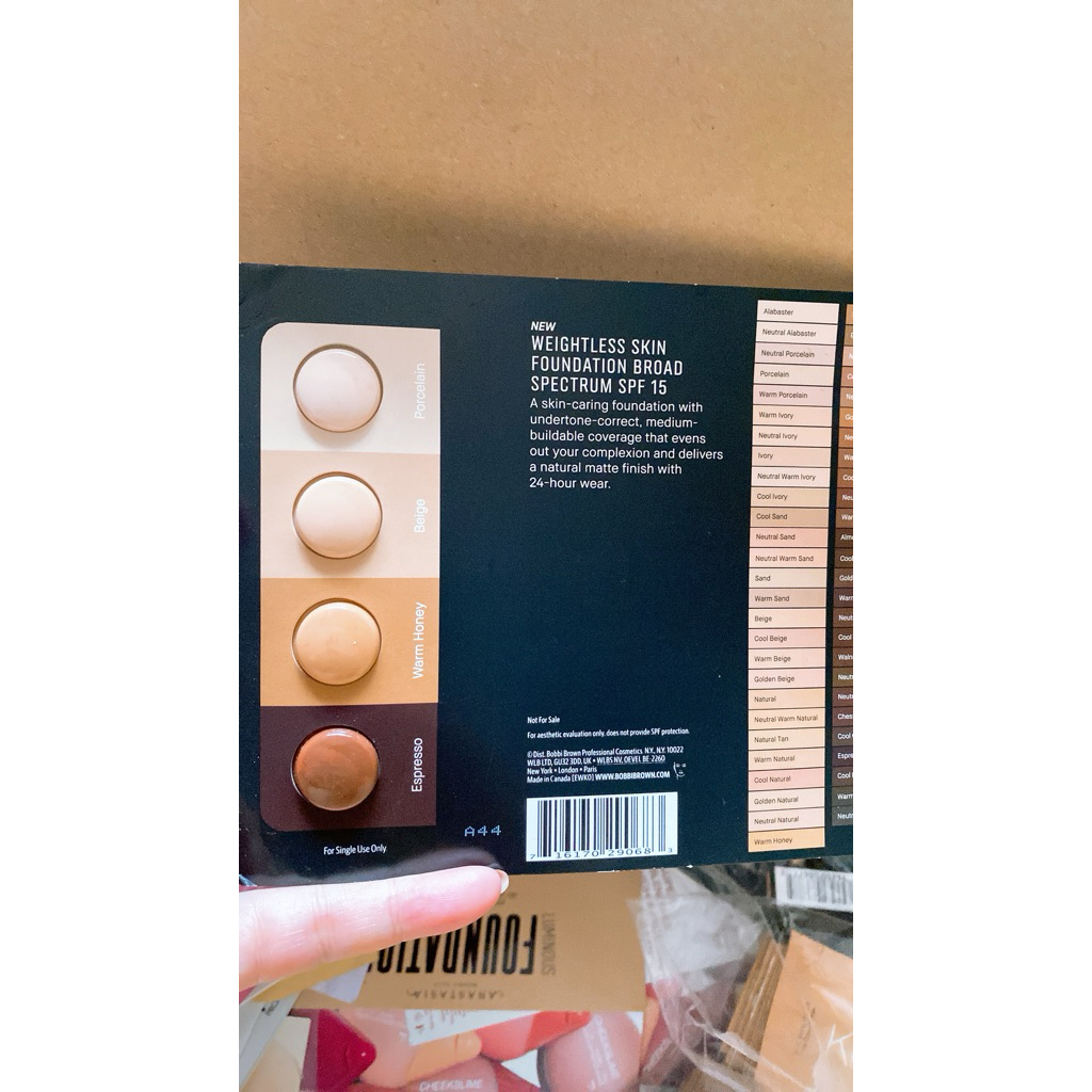 kem nền Bobbi Brown Weightless Skin Foundation SPF 15