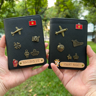 Cover Passport Màu Đen quyền lực, cá tính & độc đáo. Đóng tên chủ nhân, ghép charm nametag unique. Ship hàng nhanh.