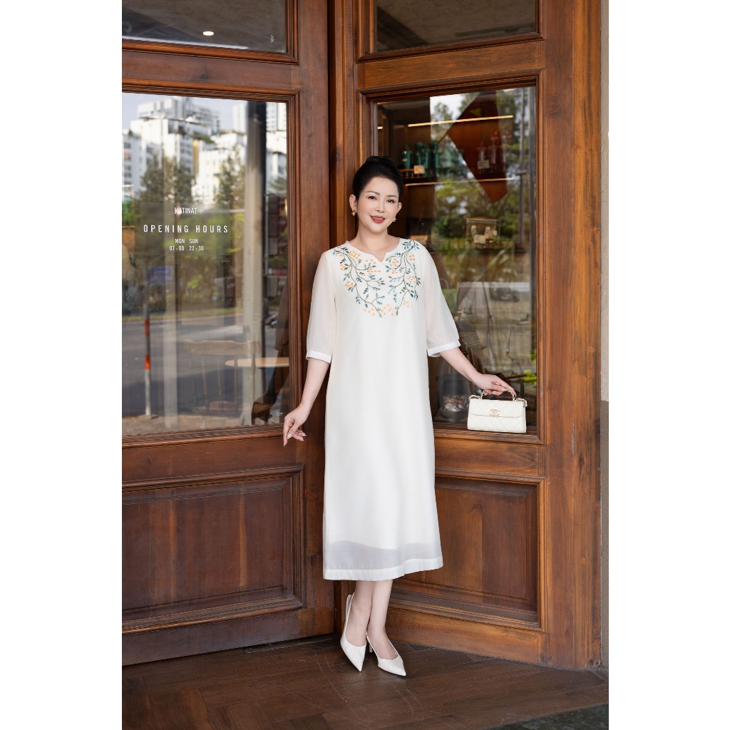 M COLLECTION | Váy Đầm Suông Nữ Trung Niên Tặng Mẹ Vải Tơ Thêu Hoa Cổ Chữ V Tay Lỡ Bo Gấu D13563 | BigBuy360 - bigbuy360.vn