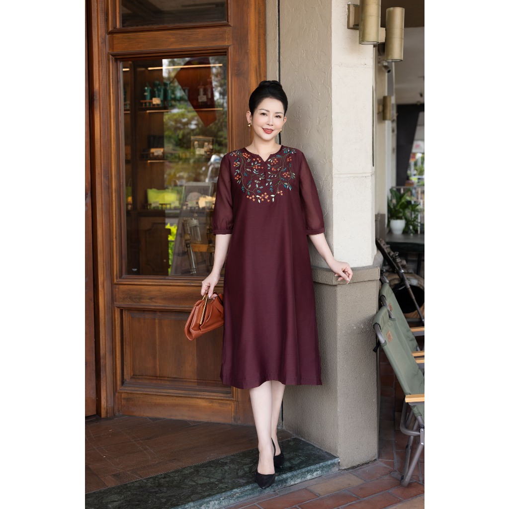 M COLLECTION | Váy Đầm Suông Nữ Trung Niên Tặng Mẹ Vải Tơ Thêu Hoa Cổ Chữ V Tay Lỡ Bo Gấu D13563 | BigBuy360 - bigbuy360.vn