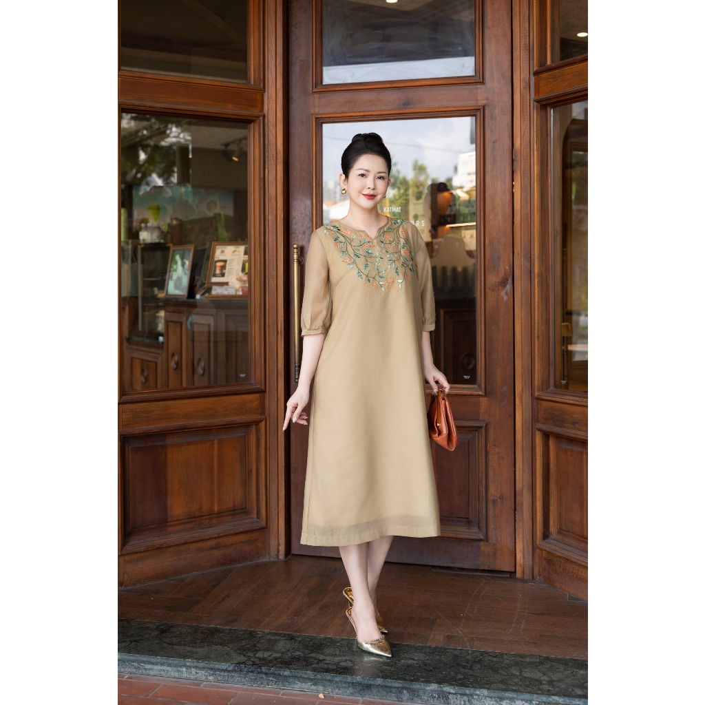 M COLLECTION | Váy Đầm Suông Nữ Trung Niên Tặng Mẹ Vải Tơ Thêu Hoa Cổ Chữ V Tay Lỡ Bo Gấu D13563 | BigBuy360 - bigbuy360.vn